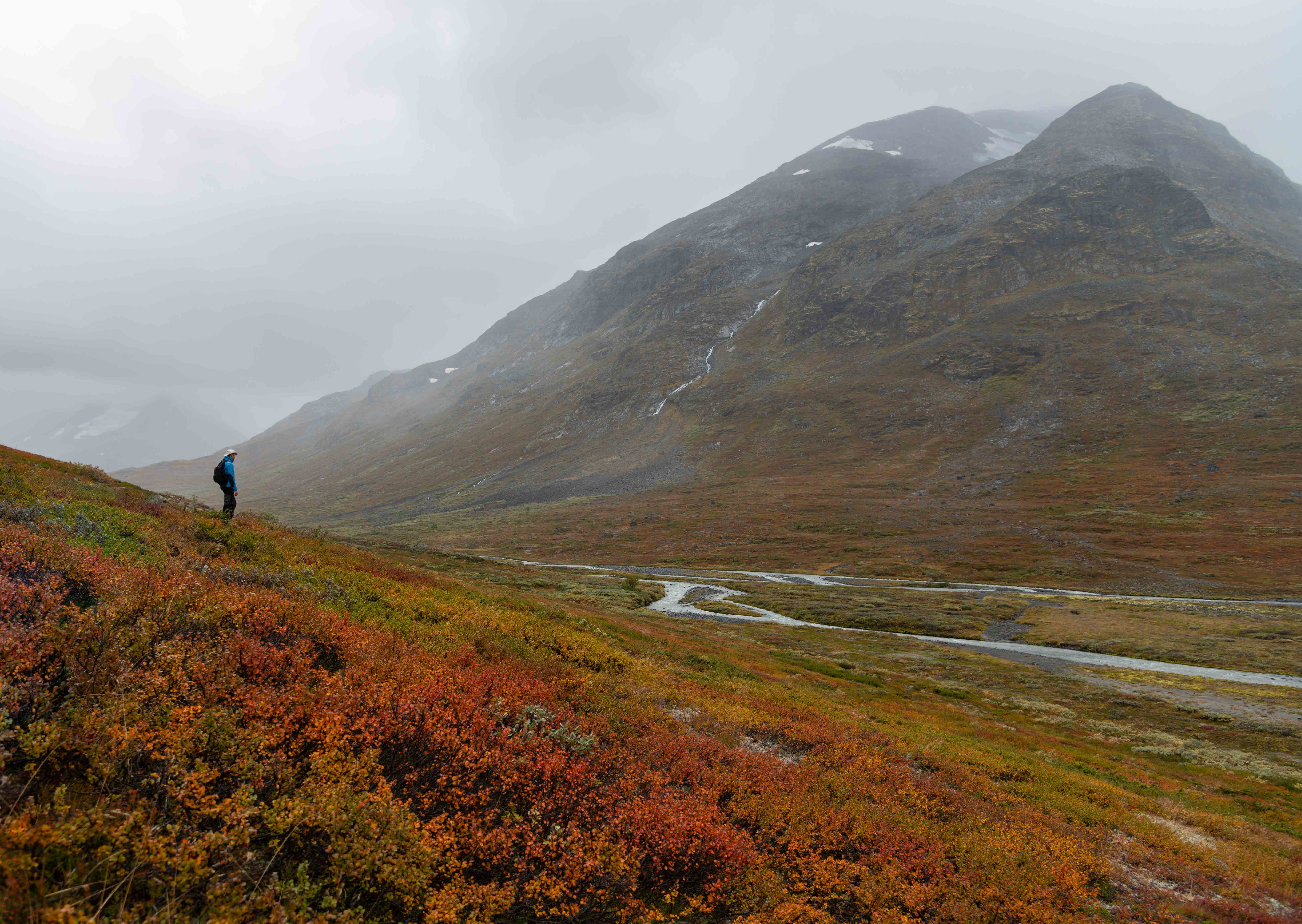 Hiking in Joutunheimen during fall